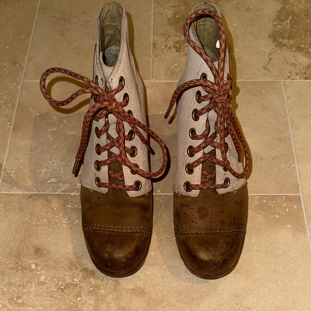 Sorel Two-Tone Women’s Lace-Up Ankle Boots in Brown and Cream